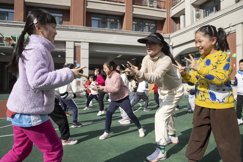 如何利用篮球训练营改进防守技巧?_0